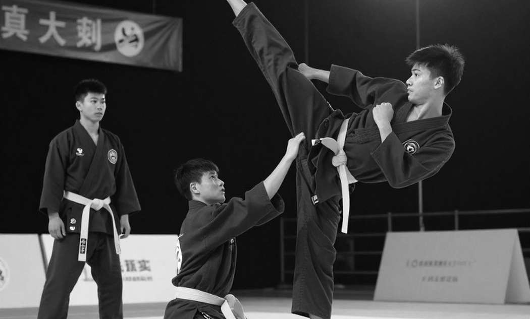 Khamzat Chimaev đòi tái đấu Sean Strickland: thẻ điểm 48-47 và một đêm xuống cân không còn ký ức